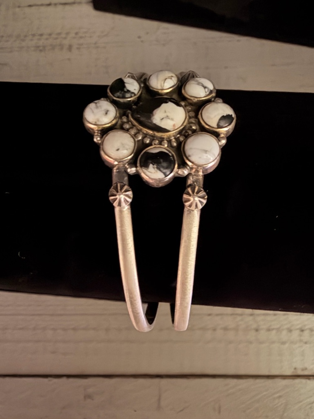 White Buffalo Flower Cluster cuff signed and stamped 925 sterling silver - Picture 5 of 6